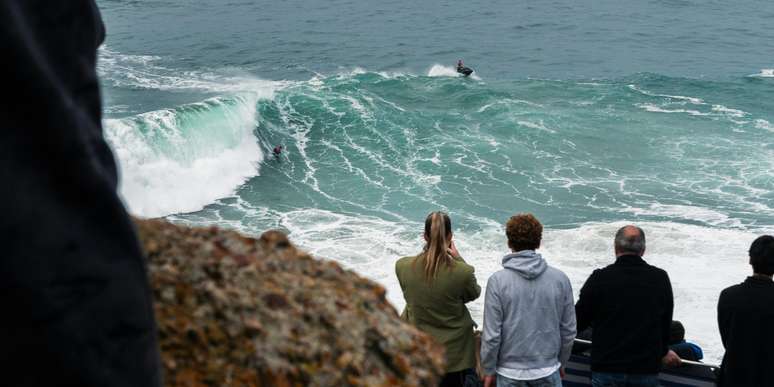 A observação do surfe atrai curiosos na época das ondas gigantes. Para quem vai surfar, só é possível chegar às ondas com ajuda de jet-ski