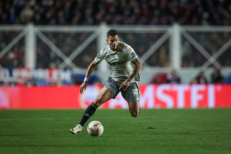 Paulinho em campo pelo Atlético. 