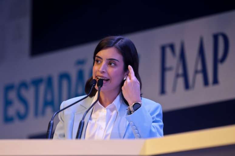 Tabata Amaral no debate com os pré-candidatos à Prefeitura de São Paulo.