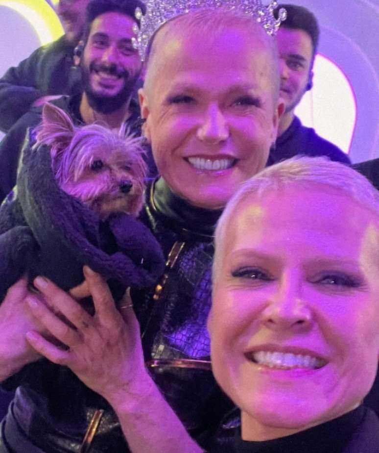 Xuxa ao lado de Cíntia Lopes, sua sósia.