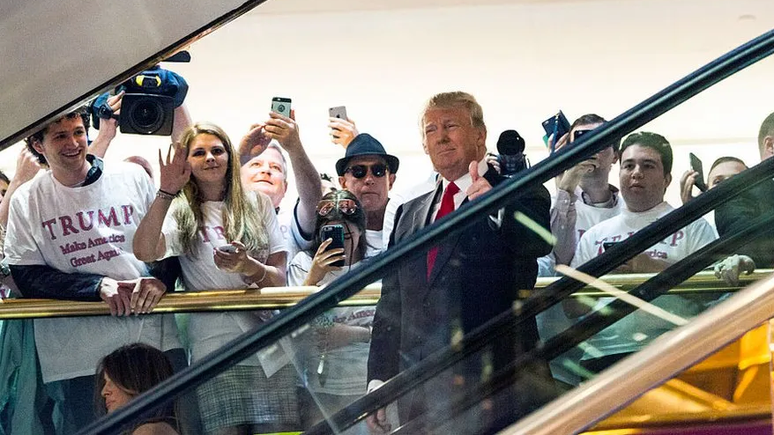 Tudo começou na escada rolante dourada da Trump Tower, em Nova York