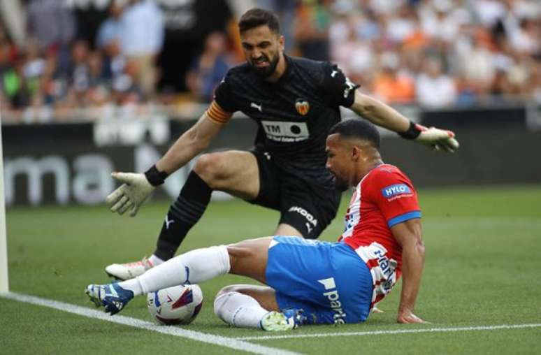 Giorgi Mamardashvili em ação com a camisa do Valencia –