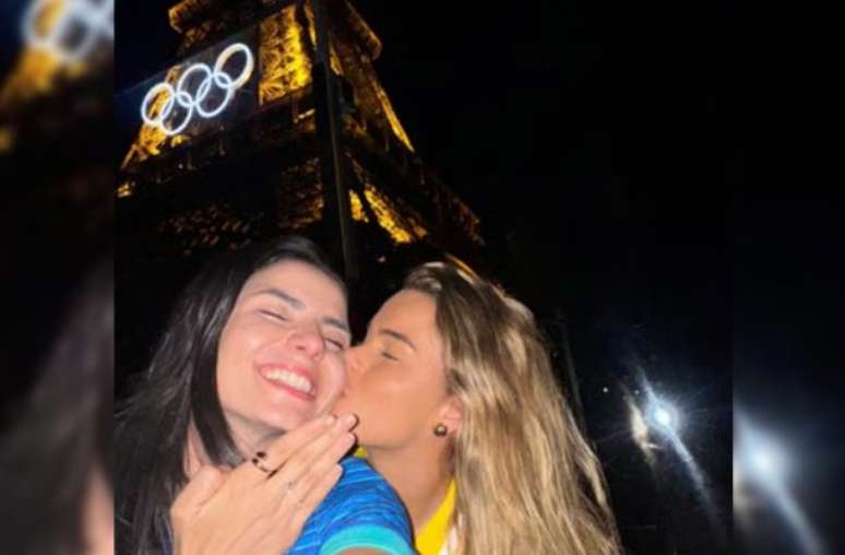 Tamires pede Gabi Fernandes em casamento aos pés da Torre Eiffel