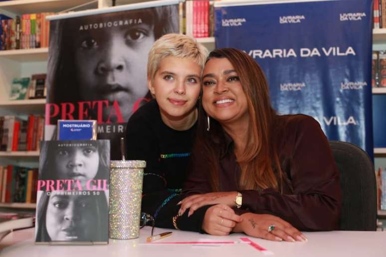 Preta Gil recebe a sobrinha Flor Gil no lançamento de livro em São Paulo