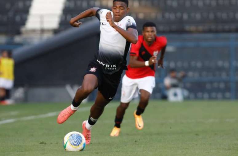 Corinthians bate o Atl&eacute;tico-GO &ndash;