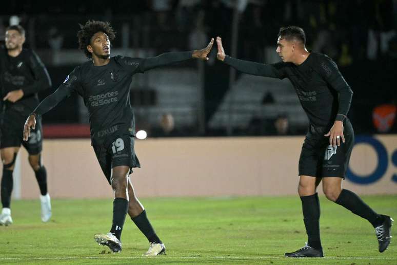 Corinthians ganha fôlego nas copas em meio à luta contra o rebaixamento no Brasileirão. 