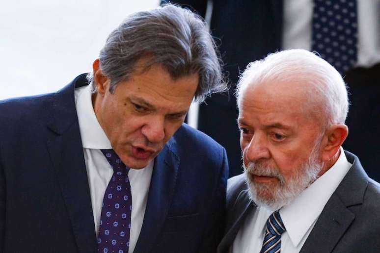 O presidente Luiz Inácio Lula da Silva (PT) com o ministro da Fazenda, Fernando Haddad (Fazenda), durante cerimônia no Palácio do Planalto no dia 3 de julho de 2024.