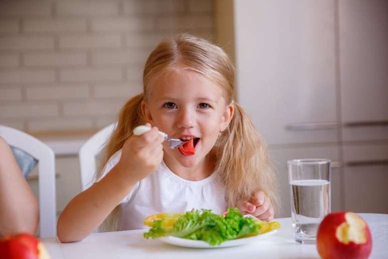 A obesidade infantil é um problema crescente, aumentando os riscos de depressão, hipertensão e outros problemas de saúde