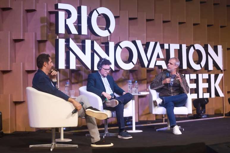 Carlos Jr (E), CEO da Sai do Papel, Eric Ries (C) e Erick Bretas, CEO da S.A. O Estado de S. Paulo, durante painel na Rio Innovation Week