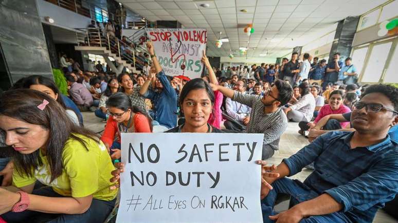 Médicos do Aiims, maior hospital de Déli, organizaram um protesto contra o incidente em Calcutá