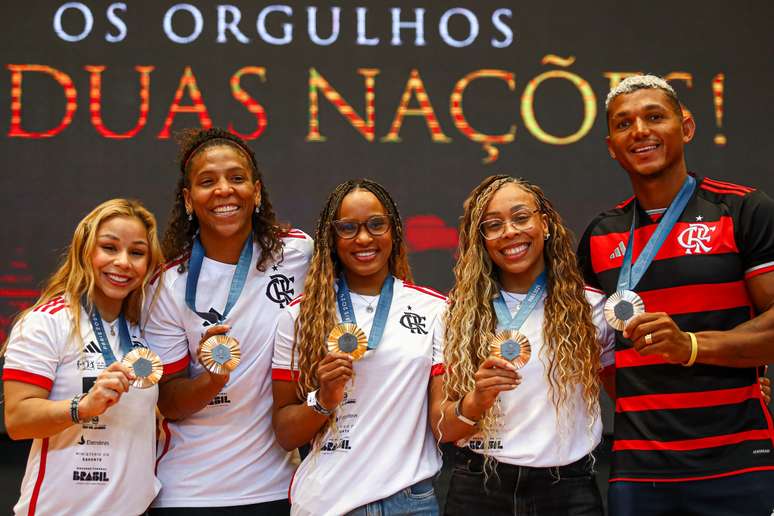 Flávia, Rafaela, Rebeca, Lorrane e Isaquias celebram medalhas; Jade Barbosa também foi homenageada