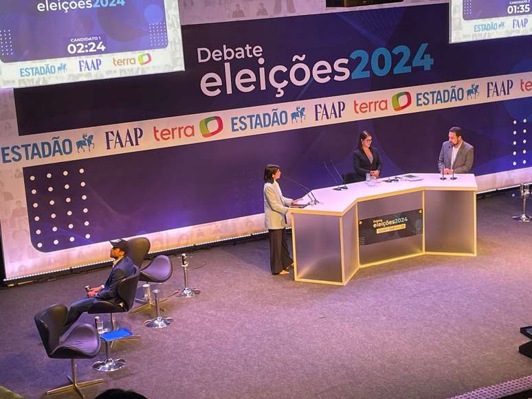 Pablo Marçal (PRTB) vira de costas durante a fala de Guilherme Boulos (PSOL) em debate