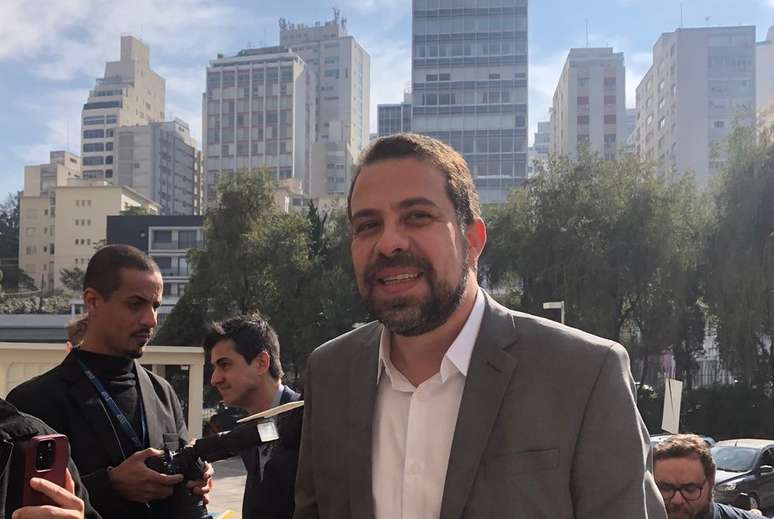 Guilherme Boulos chega ao debate do Terra