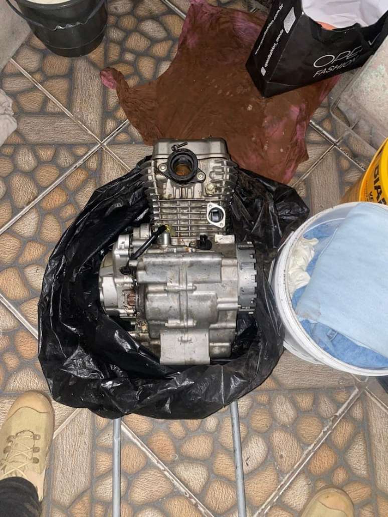 Os alvos foram identificados a partir de apura&ccedil;&otilde;es sobre ataques contra motociclistas. Diversos itens de motos foram apreendidos.