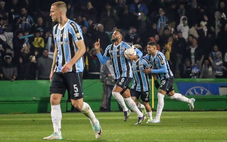 Reinaldo jogador do Grêmio comemora seu gol durante partida contra o Fluminense no Estádio Couto Pereira pelo Copa Libertadores 2024