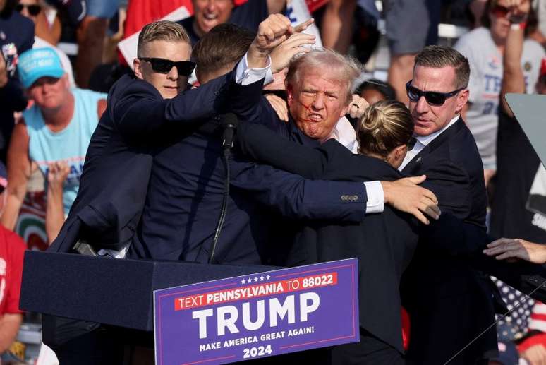 Candidato presidencial republicano Donald Trump durante tentativa de assassinato em comício em Butler, Pensilvânia
13/7/2024 REUTERS/Brendan McDermid/Arquivo