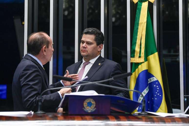 Relator da PEC da Anistia no Senado, Marcelo Castro, conversa com Davi Alcolumbre (à direita); os dois foram os principais articuladores da proposição na Casa.