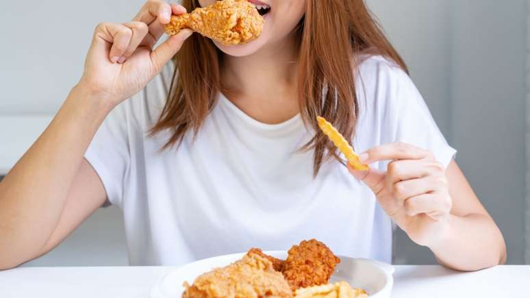 Mulheres que comem menos frutas e mais fast food