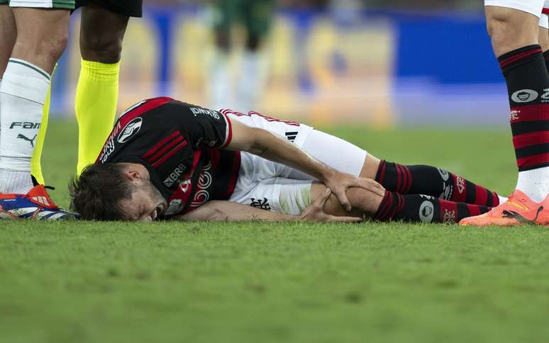 Viña, jogador do Flamengo, durante partida contra o Palmeiras no Maracanã pelo Campeonato Brasileiro A 2024.