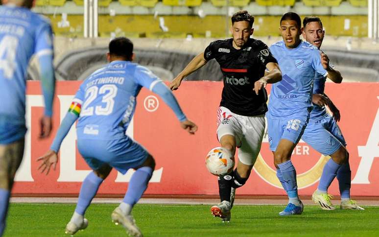 Autor de gol em La Paz, Viña desfalca o Flamengo nos jogos contra o Bolívar, pela Libertadores