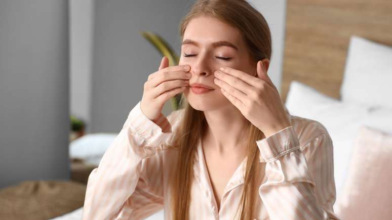 Veja como utilizar a massagem facial na sua rotina de skincare