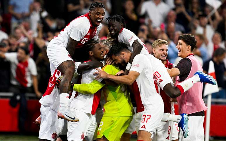 Jogadores do Ajax comemoram a classificação nos pênaltis diante do Panathinaikos