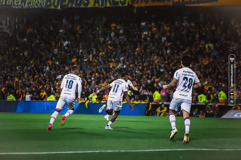 Elenco do Fortaleza comemora o gol de Marinho. 