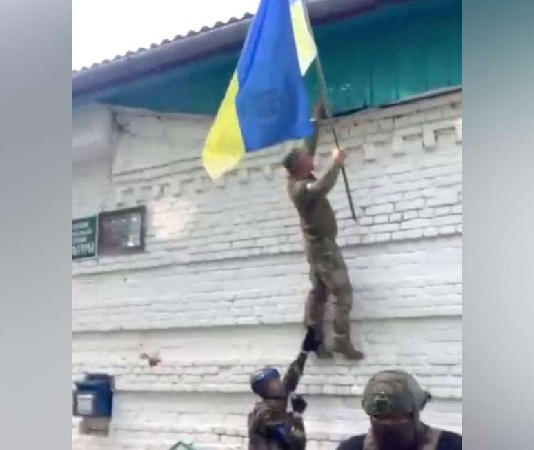 In sozialen Medien geteilte Bilder zeigen ukrainische Soldaten, die am 11. August in Guevo in der Region Kursk ihre Nationalflagge hissen