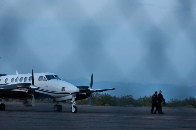 Avião que supostamente transportou traficantes mexicanos Ismael "El Mayo" e Joaquin Guzman Lopez, presos em El Paso, é visto em Santa Teresa, no Novo México
25/07/2024
REUTERS/Jose Luis Gonzalez