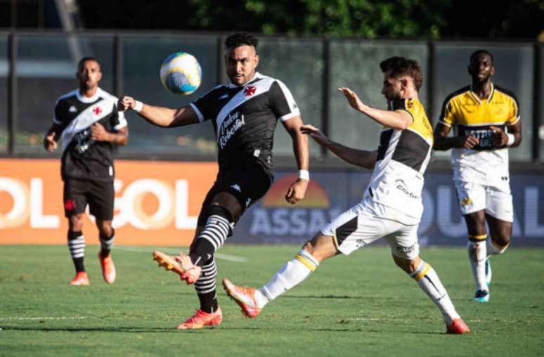 Payet disputa a bola em derrota feia do Vasco para o Criciúma, em São Januário –