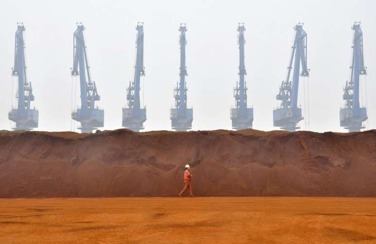 Pilha de minério de ferro em porto em Tianjin, China