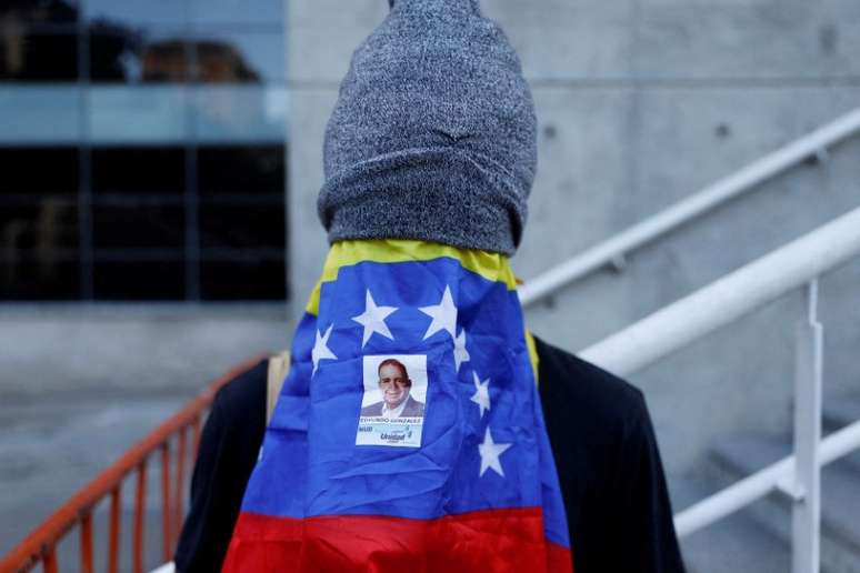 Manifestante se cobre com bandeira durante vigília em homenagem aos detidos após resultados eleitorais contestados na Venezuela
 8/8/2024    REUTERS/Leonardo Fernandez Viloria