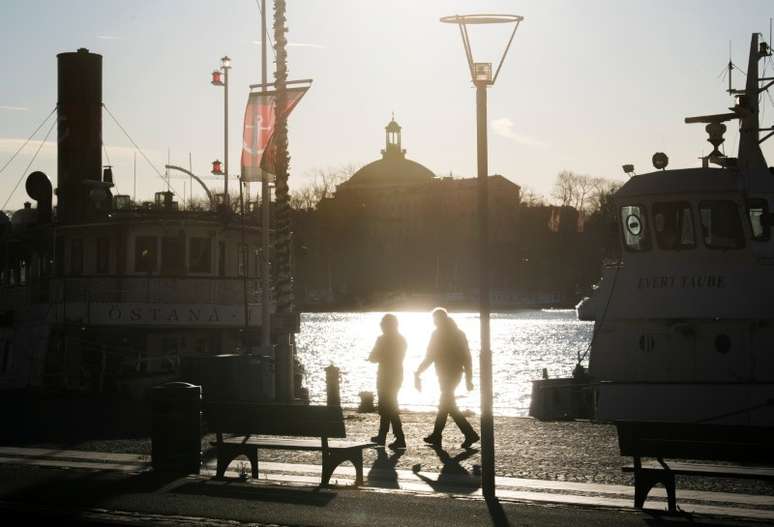 Pessoas passam pelo cais de Standvagen, em Estocolomo, Suécia
20/11/2020
TT News Agency/Fredrik Sandberg via REUTERS