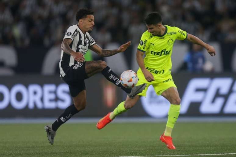 Botafogo se deu melhor na primeira partida entre as equipes nas oitavas de final da Libertadores.