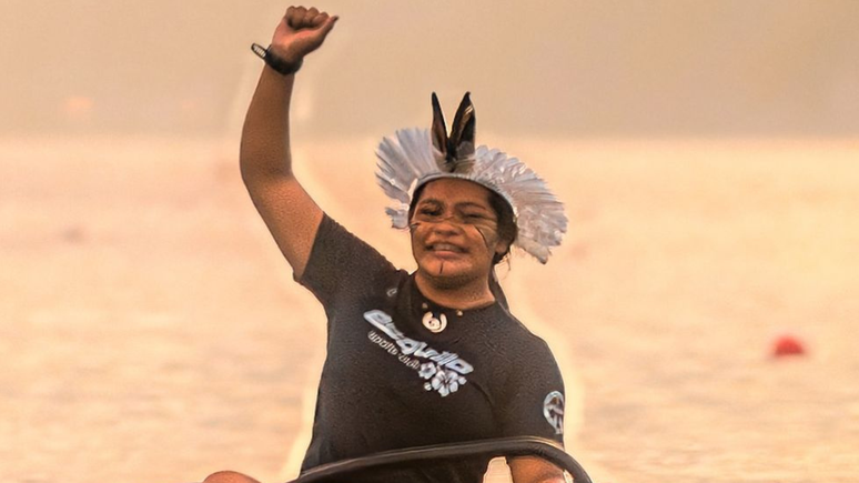 Nanda Baniwa faz parte da delega&ccedil;&atilde;o brasileira de canoagem e viajou para o Hava&iacute; para competir no Mundial de Va&rsquo;a