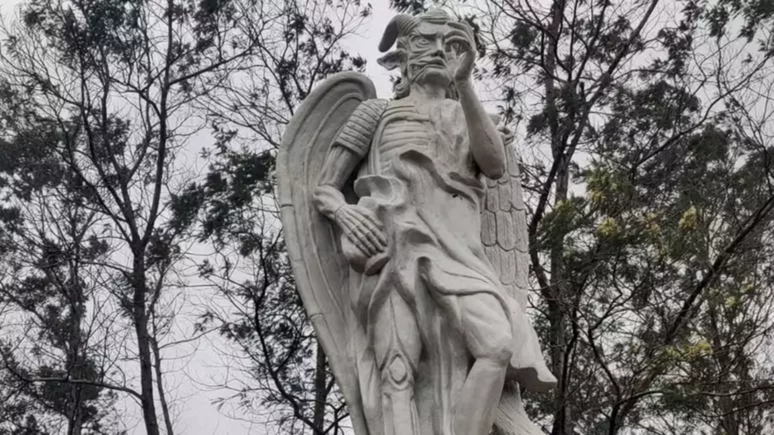 Est&aacute;tua fica em Gravata&iacute; (RS)