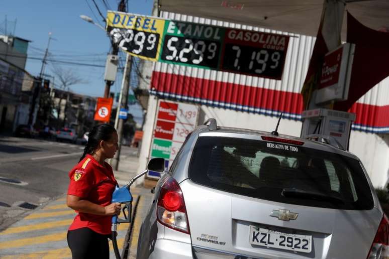 Mulher abastece carro em posto no Rio de Janeiro