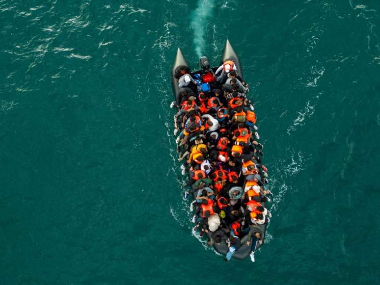 06/08/2024 REUTERS/Chris J. Ratcliffe Migrants cross the English Channel in small boats