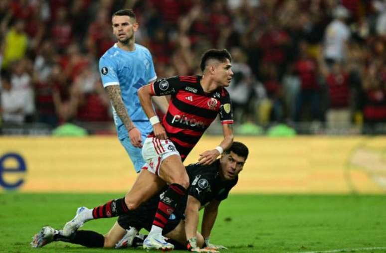 Luiz Araújo corre  para celebrar o seu gol, o primeiro do Flamengo sobre o Bolívar –