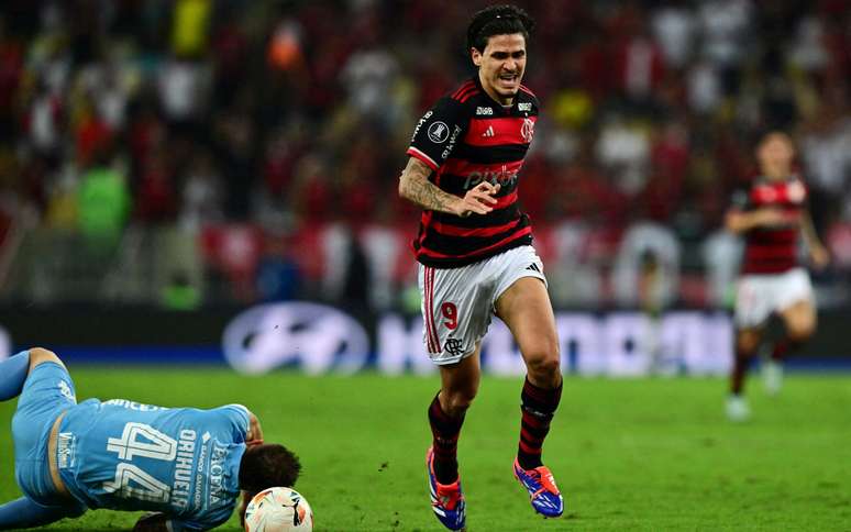 Flamengo sente a coxa em jogada contra o Bolívar, pela Libertadores, no Maracanã.