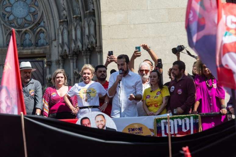 O deputado federal e candidato pelo PSOL Guilherme Boulos realiza caminhada em calçadão na região central de São Paulo