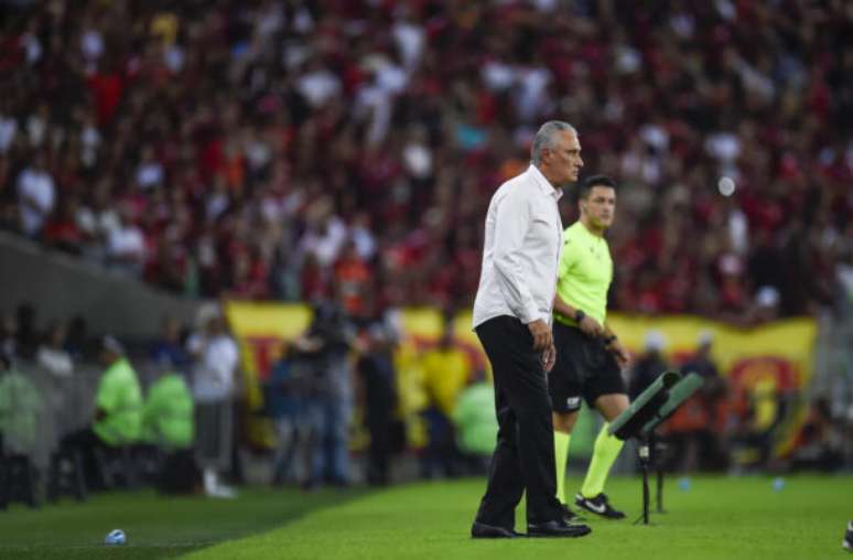 Tite orienta jogadores do Flamengo à beira do gramado do Maracanã –