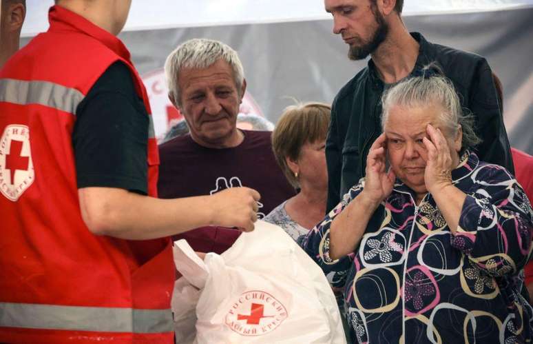 Pessoas desalojadas pela guerra recebem ajuda humanit&aacute;ria em um centro de distribui&ccedil;&atilde;o da Cruz Vermelha em Kursk