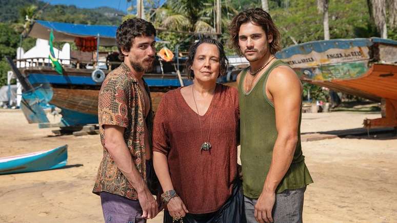 Iberê (Jaffar Bambirra) à esquerda, tia Moema (Ana Beatriz Nogueira) ao centro e Rudá (Nicolas Prattes) à direita (Imagem: Divulgação/TV Globo/Manoella Mello)