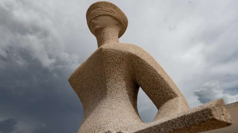 Monumento 'Justiça' localizado em frente ao prédio do Supremo Tribunal Federal (STF) na praça do Três Poderes em Brasília