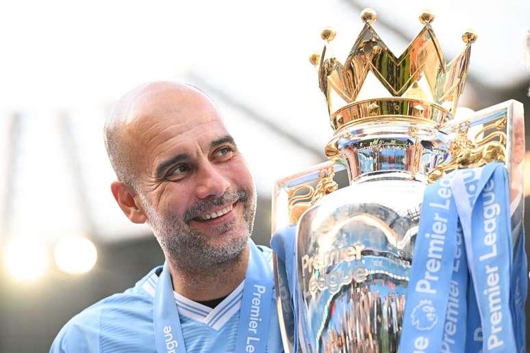 Pep Guardiola e a taça da Premier League –