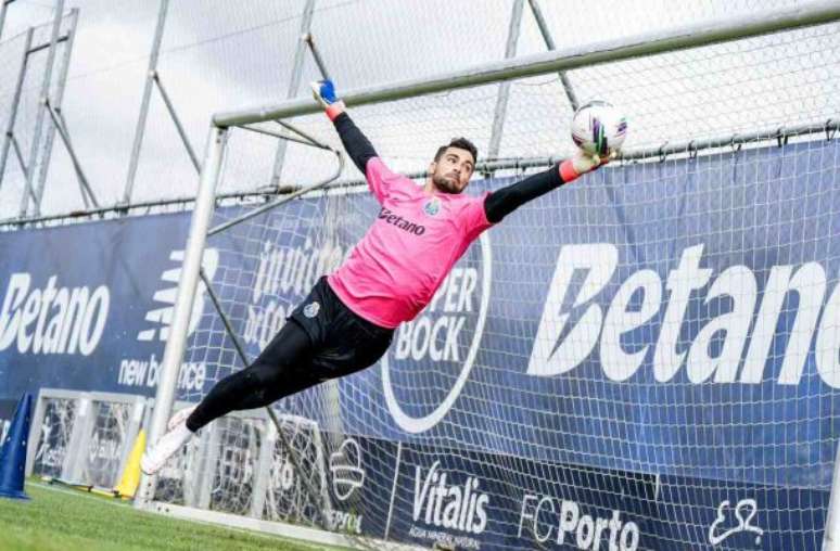 Diogo Costa treina durante um treino do Porto. Goleiro é o capitão portista