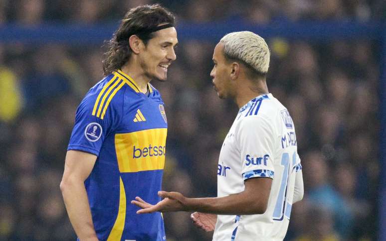 Cavani, do Boca Juniors, e Matheus Pereira, do Cruzeiro, discutem em partida das oitavas de final da Copa Sul-Americana.