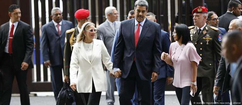 Nicolas Maduro, a primeira-dama, Cilia Flores (à esquerda) e a vice-presidente, Delcy Rodriguez, na Suprema Corte venezuelana  