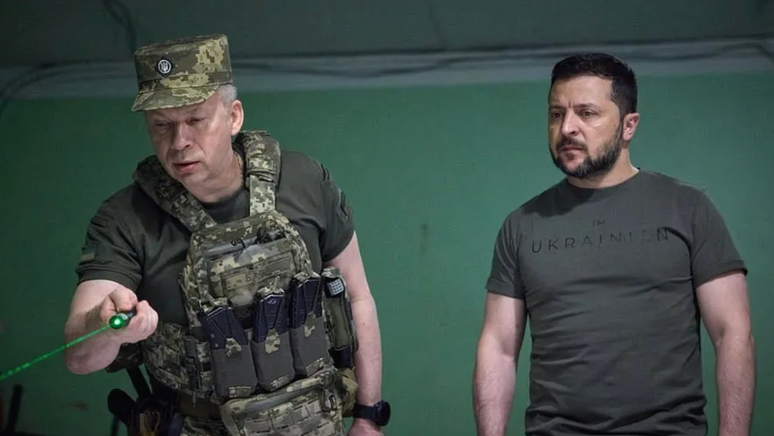 O atual comandante-chefe da Ucr&acirc;nia, Oleksandr Syrskyi (&agrave; esquerda), conseguiu convencer os cr&iacute;ticos de que era digno da escolha do presidente Zelensky